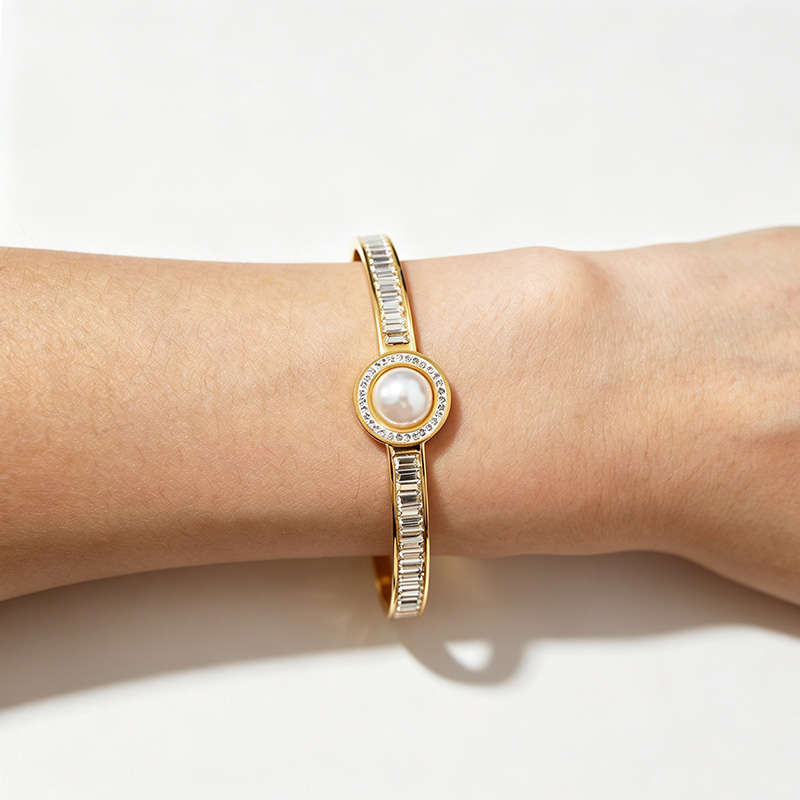 BRACCIALE RIGIDO A MOLLA CON PERLA TONDA CENTRALE E STRASS - DH25100B481