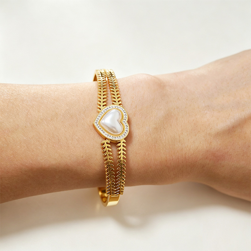 BRACCIALE RIGIDO A MOLLA CON PERLA A CUORE E STRASS - DH2584B480