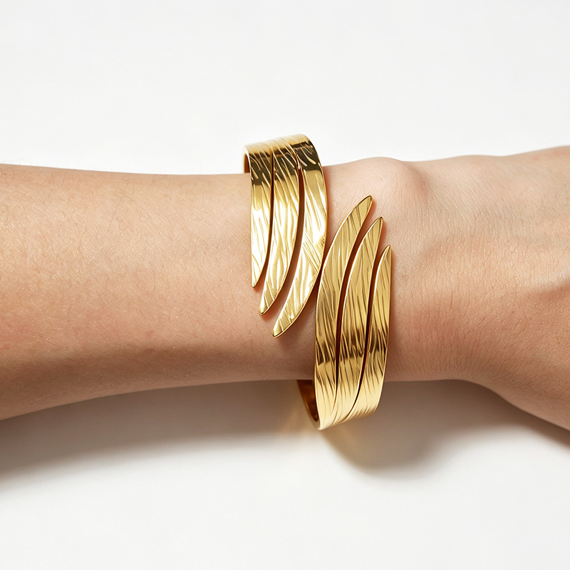 BRACCIALE RIGIDO A MOLLA CON ALI INTRECCIATE - DH2588B477