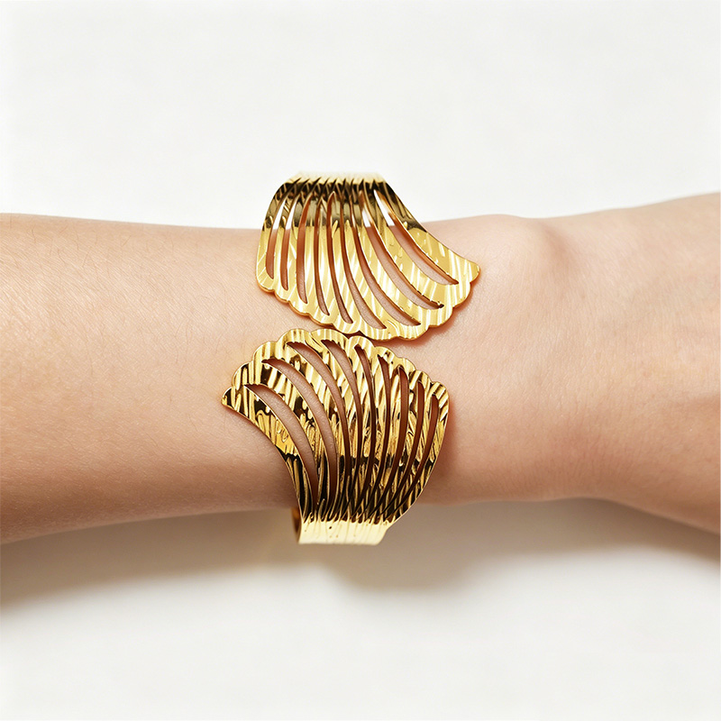 BRACCIALE RIGIDO A MOLLA CON FOGLIE TRAFORATE - DH2588B478