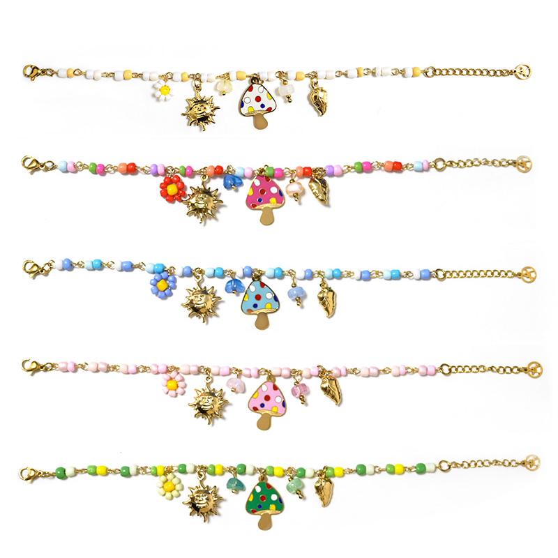 BRACCIALE CON PERLINE COLORATE E CHARMS - YNK25944C519