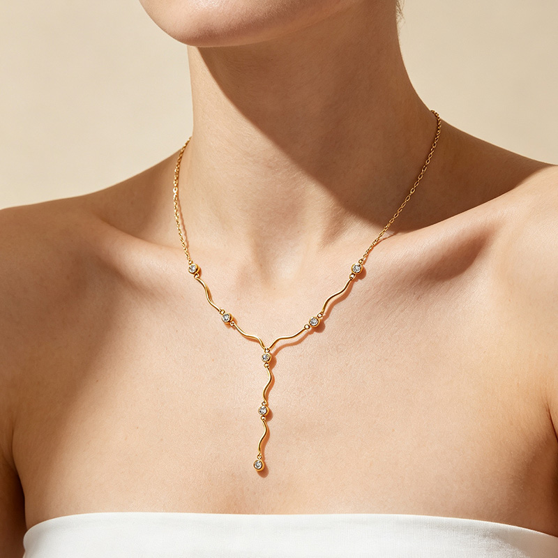 COLLANA A Y CON LINEE ONDULATE E PUNTI LUCE - DDK2325
