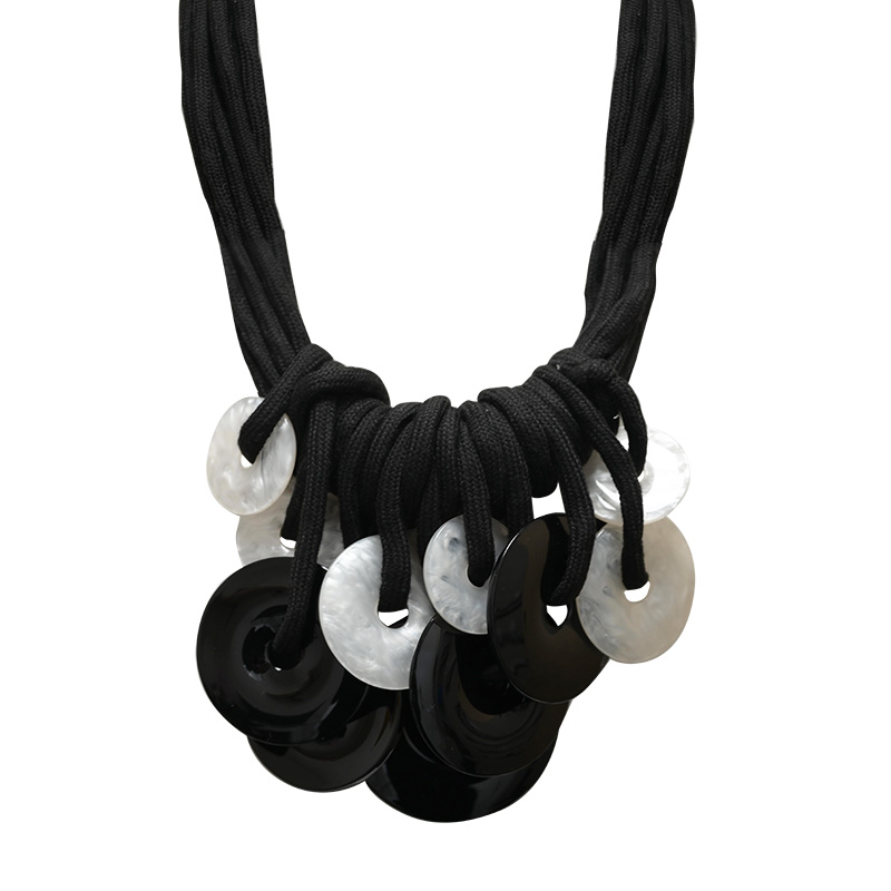 COLLANA MULTIFILO IN CORDA CON DISCHI PENDENTI IN RESINA - FT24156B612