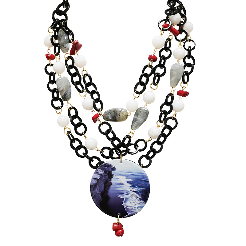 COLLANA MULTIFILO IN RESINA CON CIONDOLO TONDO DECORATIVO - FT24192B991