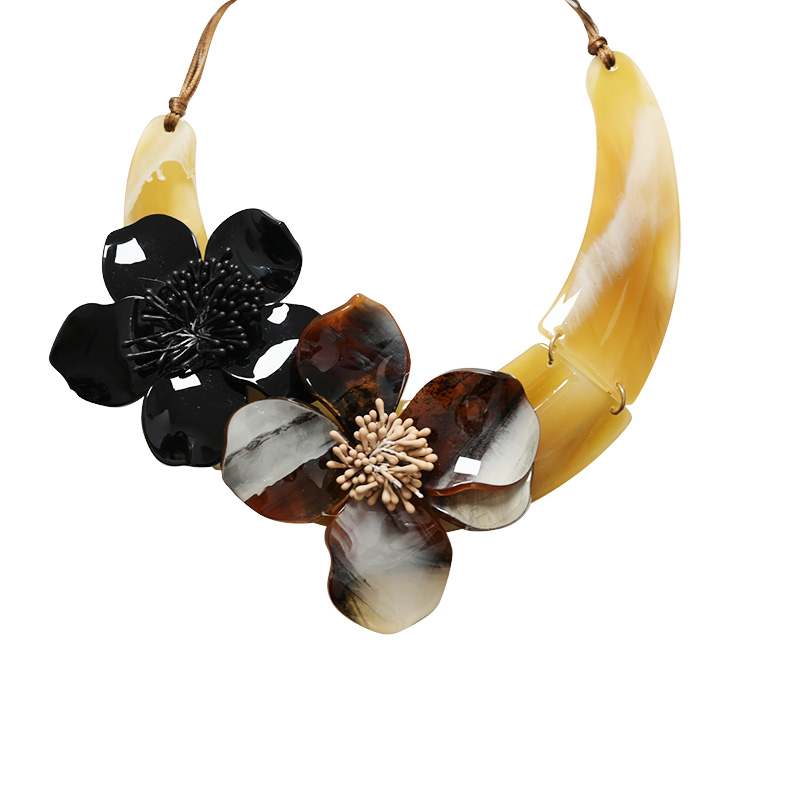 COLLANA IN RESINA A MEZZALUNA CON FIORI - FT24252B754