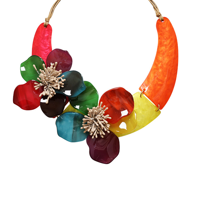 COLLANA IN RESINA A MEZZALUNA CON FIORI - FT24252B754