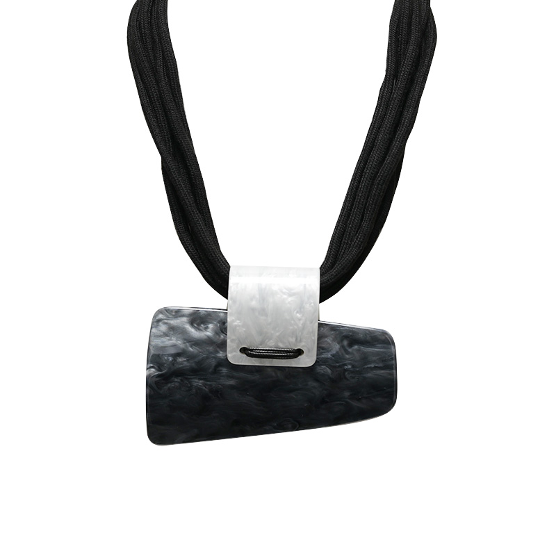 COLLANA MULTIFILO IN CORDA CON PENDENTE GEOMETRICO IN RESINA - FT25132C533