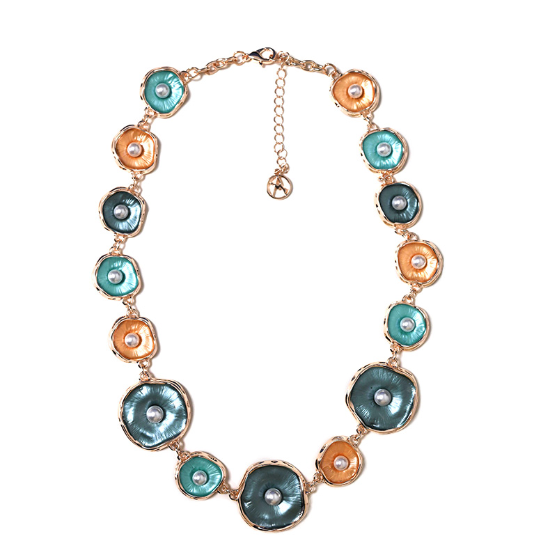 COLLANA CON ELEMENTI ORGANICI SMALTATI E ACCENTI PERLA - SW25116C418