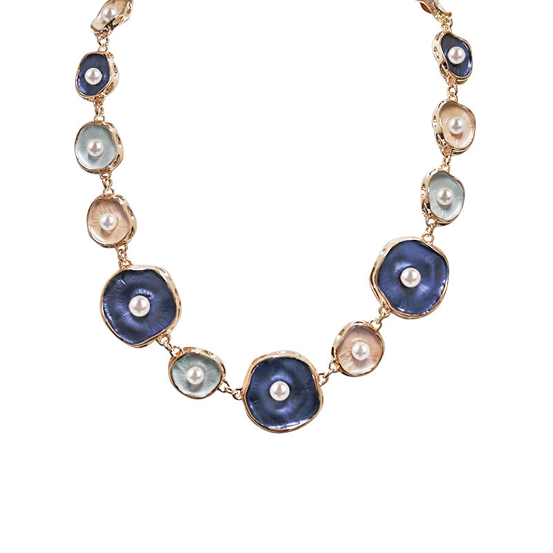 COLLANA CON ELEMENTI ORGANICI SMALTATI E ACCENTI PERLA - SW25116C418