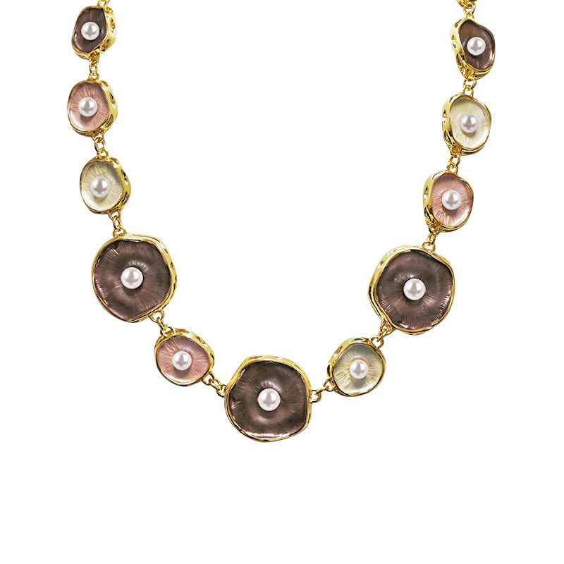 COLLANA CON ELEMENTI ORGANICI SMALTATI E ACCENTI PERLA - SW25116C418