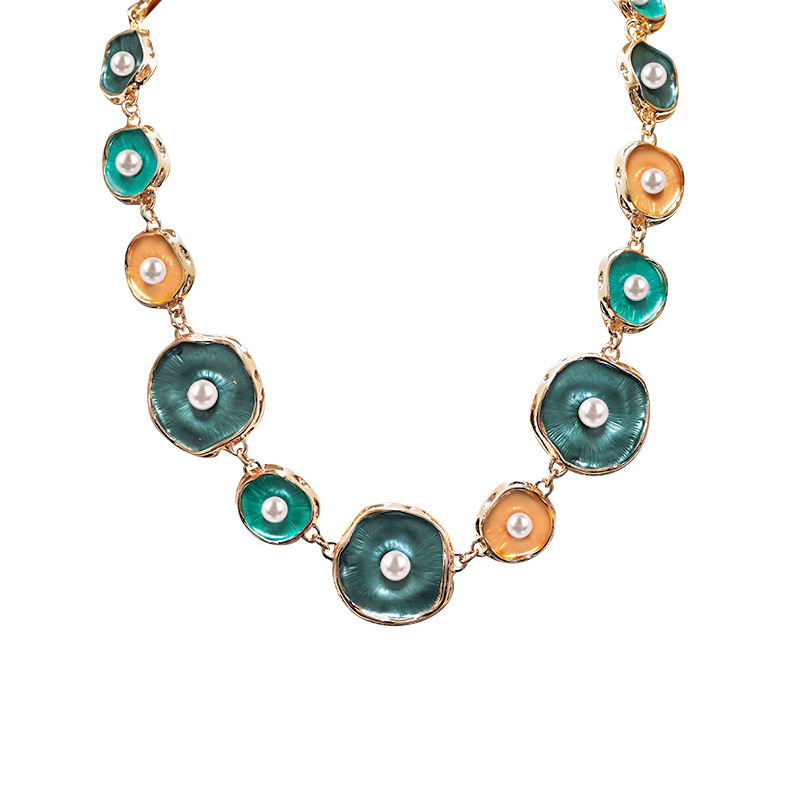 COLLANA CON ELEMENTI ORGANICI SMALTATI E ACCENTI PERLA - SW25116C418