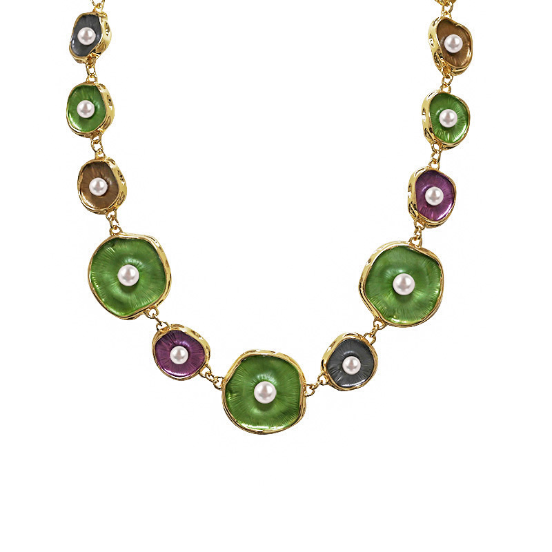 COLLANA CON ELEMENTI ORGANICI SMALTATI E ACCENTI PERLA - SW25116C418