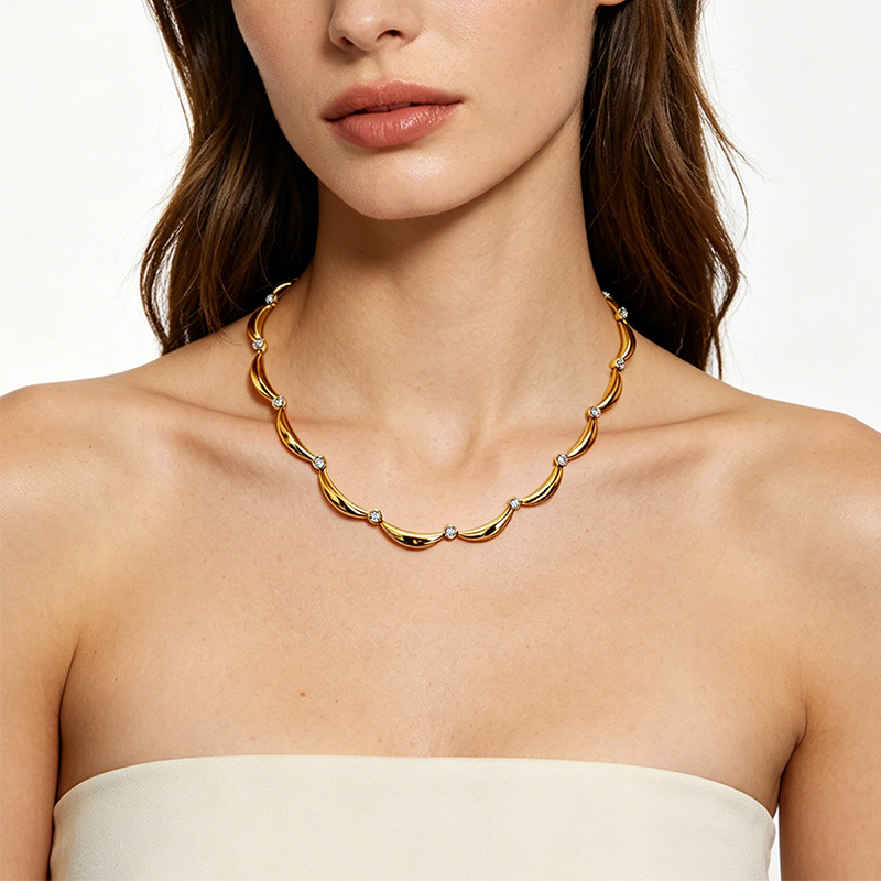 COLLANA CON ELEMENTI CURVI E ZIRCONI - YC26208C909