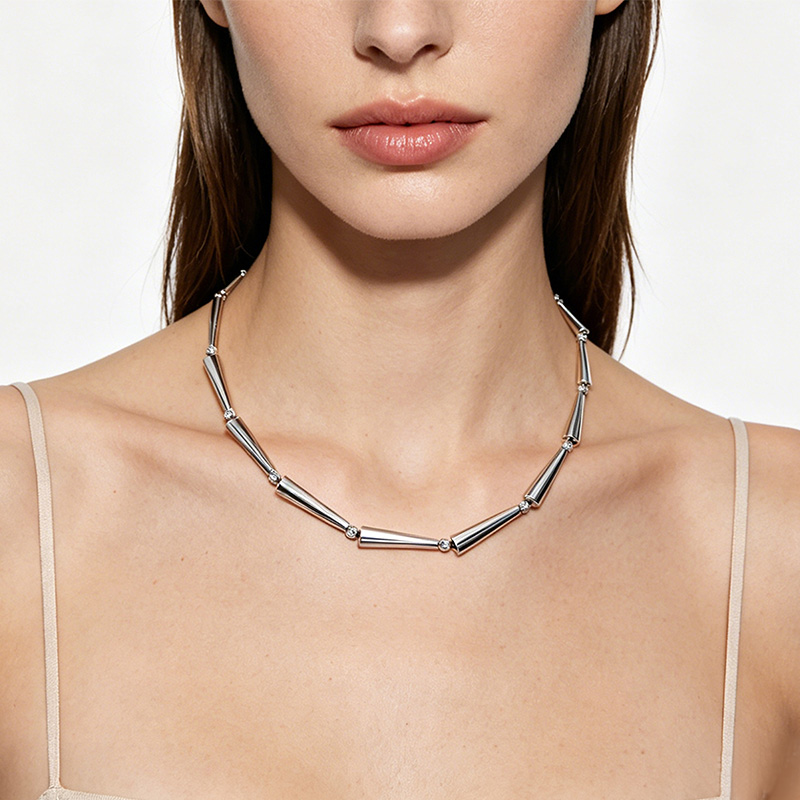 COLLANA CON ELEMENTI CONICI E ZIRCONI - YC26208C910