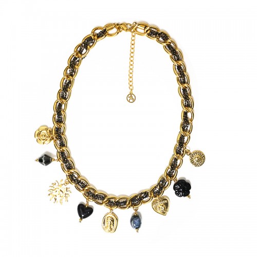 COLLANA INTRECCIATA CON PERLINE SMALTATE E CHARMS PENDENTI - YNK241584B834