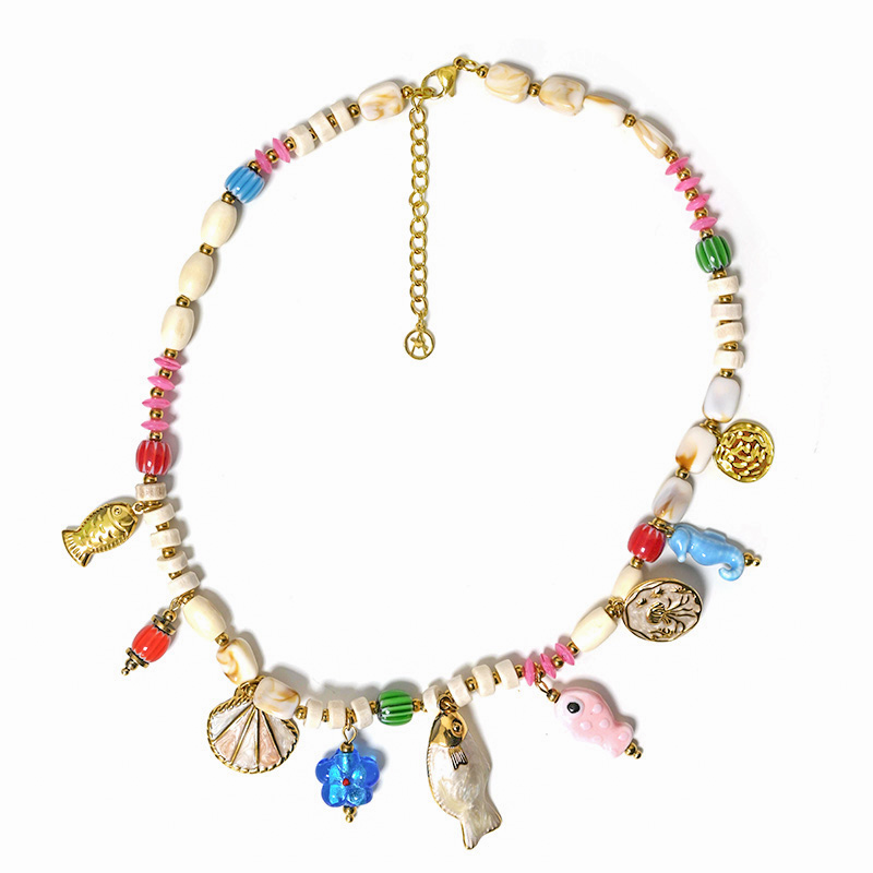 COLLANA CON PERLINE IN PLASTICA E CHARMS MARINI - YNK25160C368