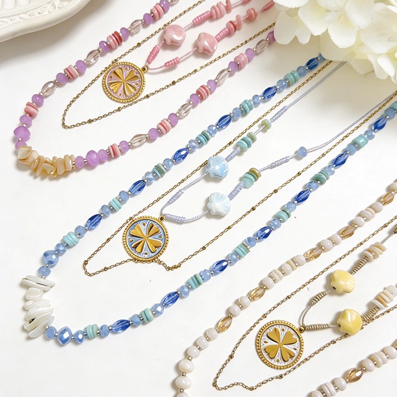 COLLANA LUNGA A TRE FILI CON PERLINE E CIONDOLO QUADRIFOGLIO - YY25140C641