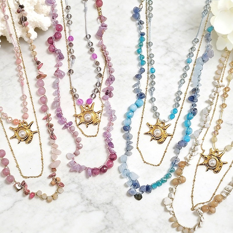 COLLANA LUNGA A TRE FILI CON PERLINE E CIONDOLO CONCHIGLIA - YY25180C630