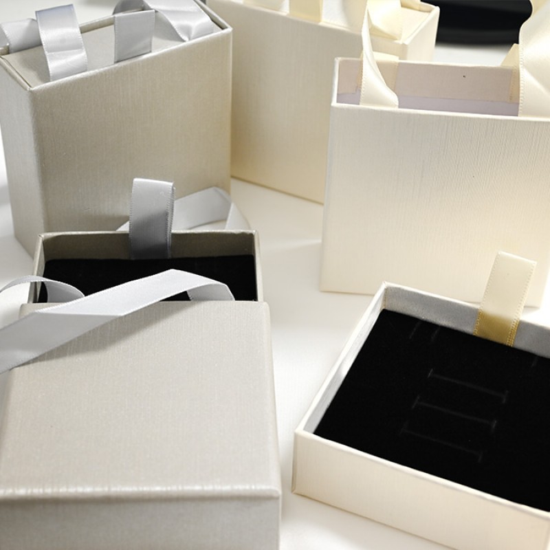 12PZ SCATOLE DA REGALO SENZA LOGO 8x8 - YP2424A563/A564