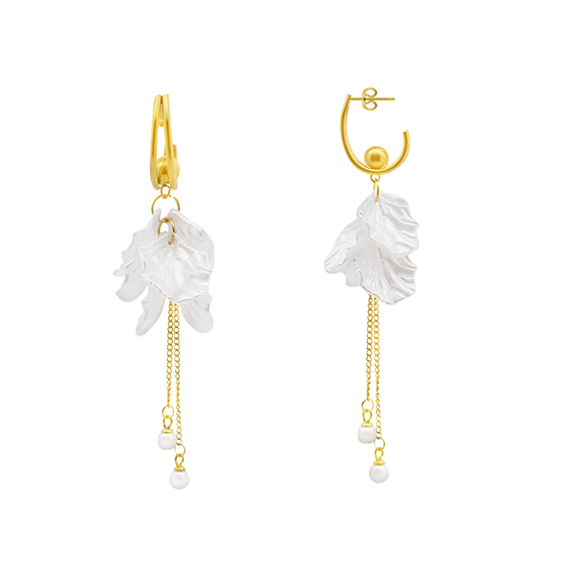 ORECCHINI CON NAPPE A CATENA E PETALI BIANCHI - YY2564C139 ORECCHINI CON NAPPE A CATENA E PETALI BIANCHI - YY2564C139