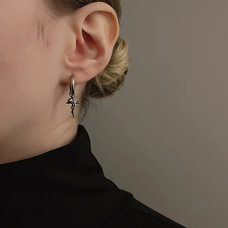 ORECCHINO A CERCHIO CON CIONDOLO CROCE A ROSA - JJ25224C223