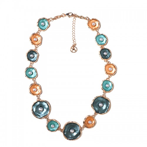 COLLANA CON ELEMENTI ORGANICI SMALTATI E ACCENTI PERLA - SW25116C418