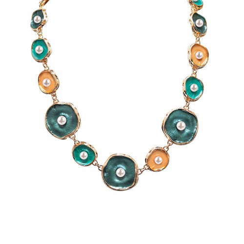 COLLANA CON ELEMENTI ORGANICI SMALTATI E ACCENTI PERLA - SW25116C418